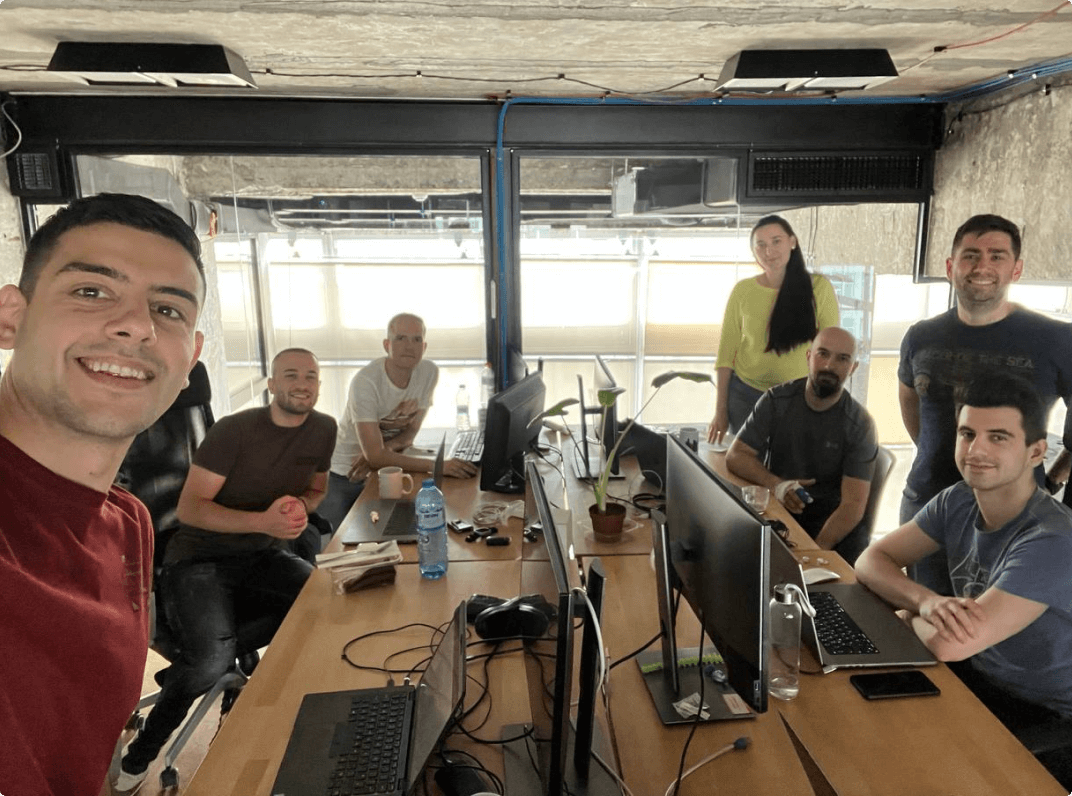 img-dcbyte-careers-header-2